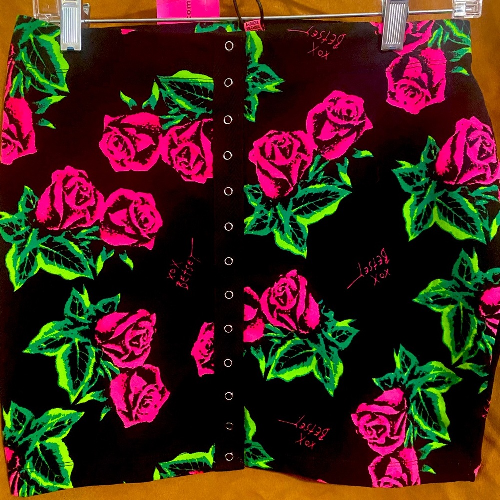 Betsey Johnson Tin Can Rose snap front skirt